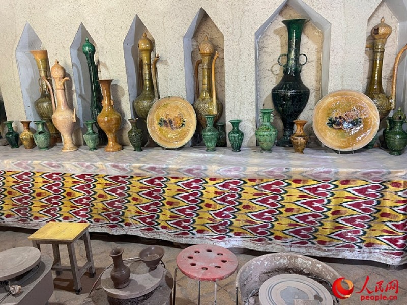 游客制作土陶體驗區(qū)。人民網(wǎng)記者 常雪梅攝