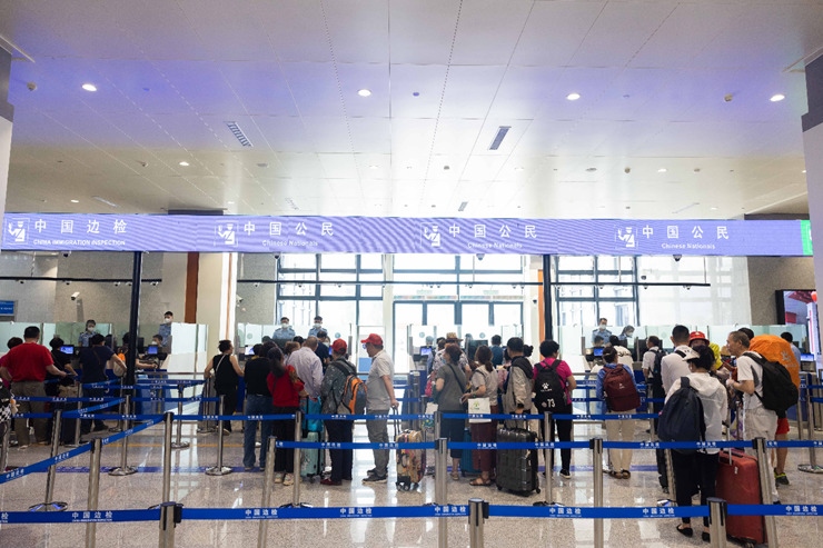 乘坐中老鐵路國際旅客列車的旅客在磨憨邊檢大廳排隊候檢。黃遠飛 攝