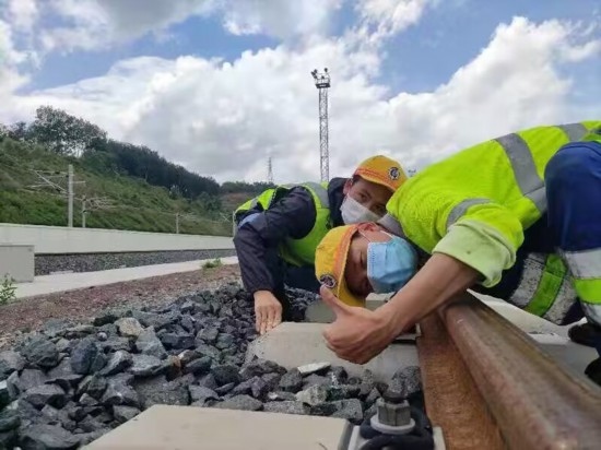 佟郎（左）正在檢修鐵路。受訪者供圖