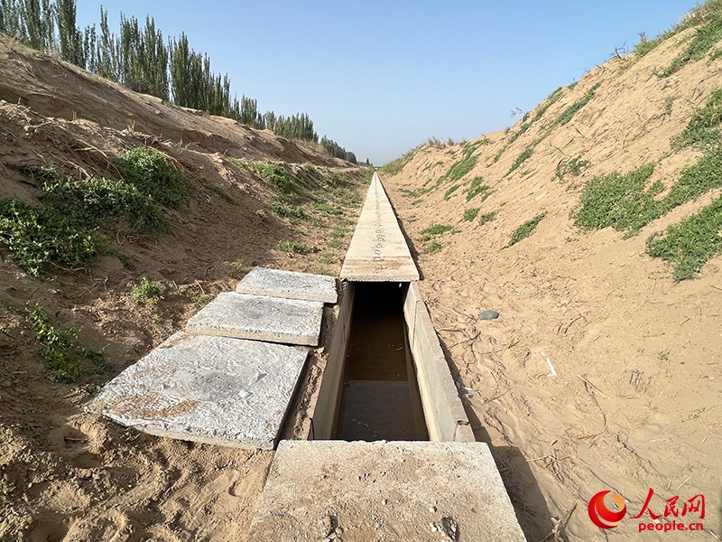 打開蓋板，可見(jiàn)水在寬一米、深一米的渠道內(nèi)暢通流過(guò)。人民網(wǎng)記者 常雪梅攝