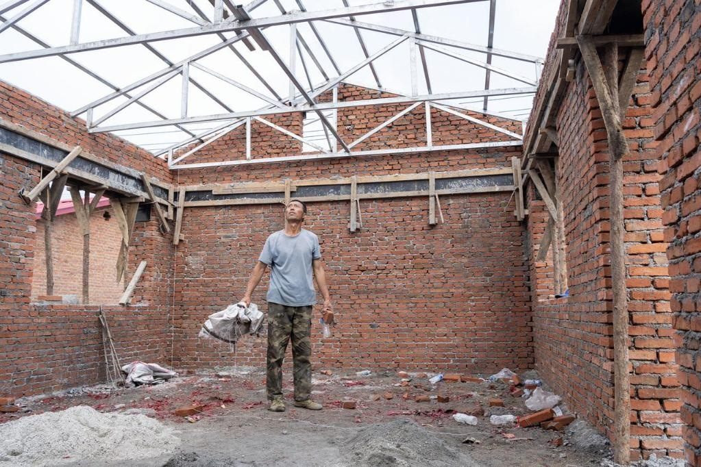 近日，在黑龍江省尚志市老街基鄉(xiāng)基豐村，村民劉環(huán)茂查看新建的房屋。新華社記者 謝劍飛 攝