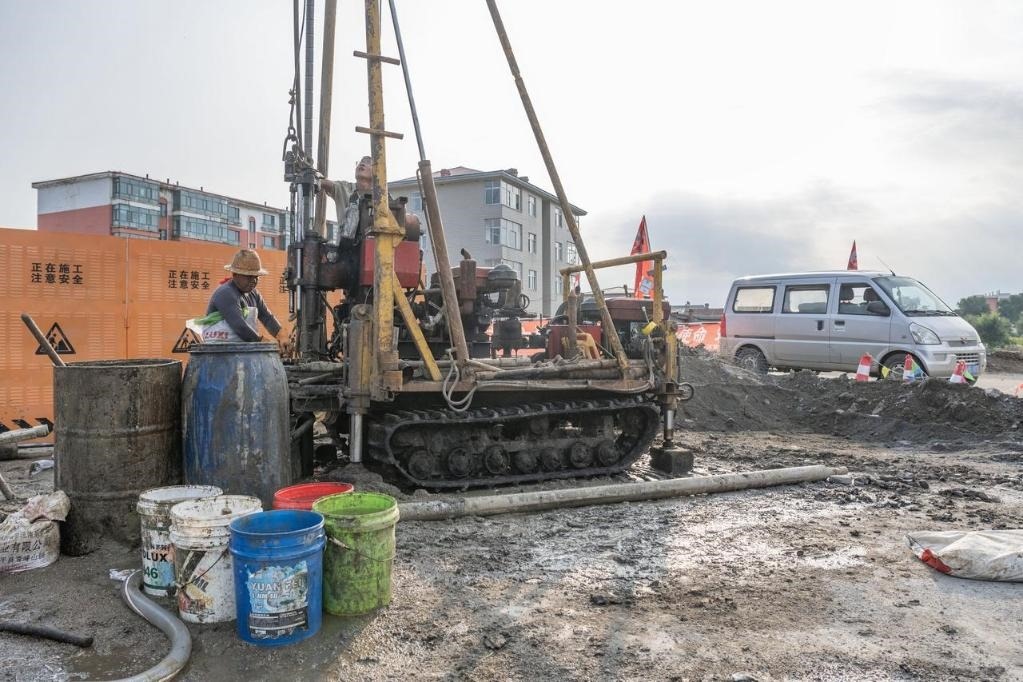 近日，在黑龍江省尚志市老街基鄉(xiāng)，施工人員正在作業(yè)。新華社記者 謝劍飛 攝