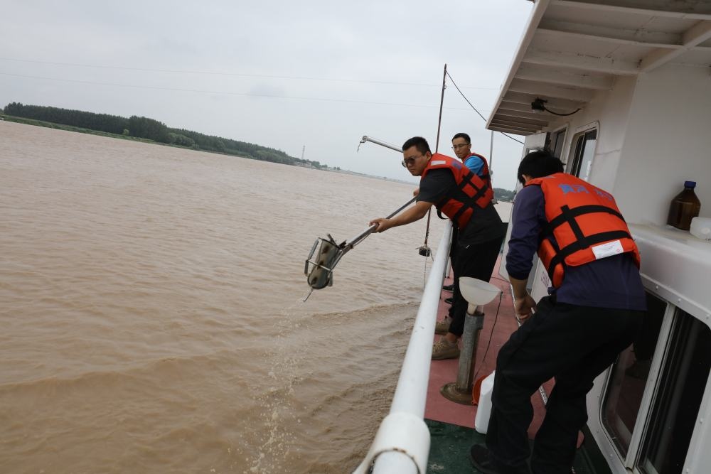 2023年6月29日，調(diào)水調(diào)沙期間，黃河下游利津水文站工作人員在進行取沙作業(yè)。新華社記者 劉詩平 攝