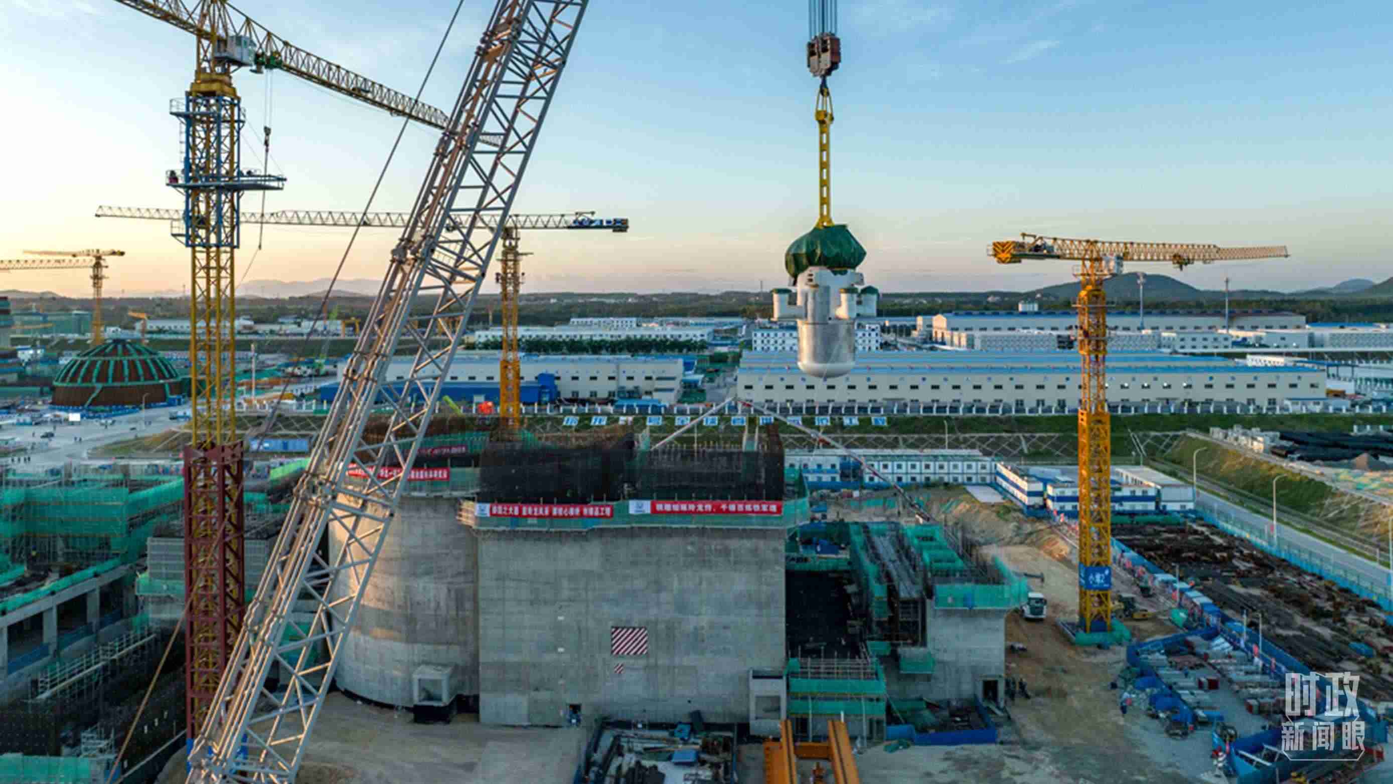 △8月10日，由中國第一重型機械股份公司承制的玲龍一號反應堆核心模塊“玲龍之心”成功吊裝。（圖/國務院國資委網(wǎng)站）