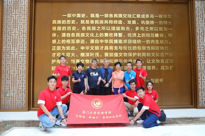 潘維廉和實踐隊師生在昌吉州博物館合影。主辦方供圖