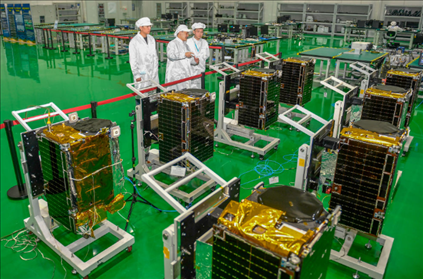 △2022年10月17日，位于吉林長春的長光衛(wèi)星技術股份有限公司科研人員在衛(wèi)星總裝測試大廳進行相關測試工作。