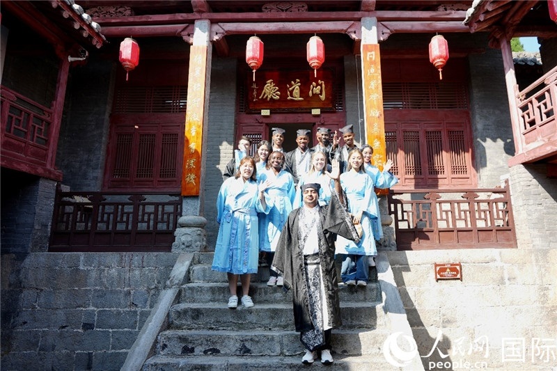 圖為選手們在海會書院內合影留念。人民網 盧鵬宇攝