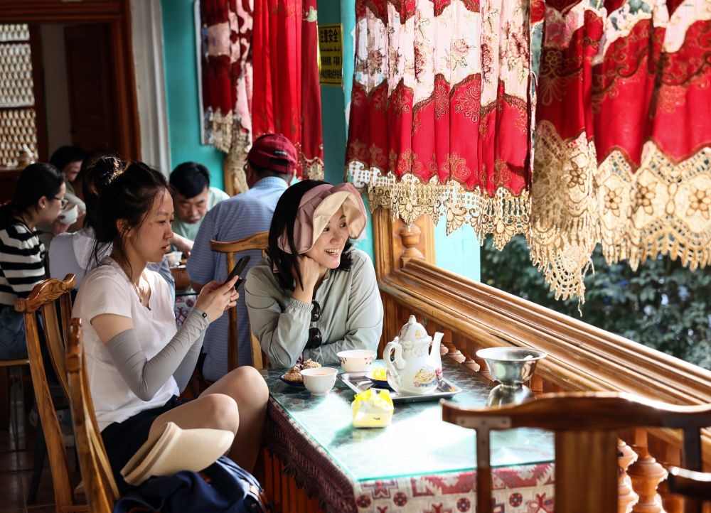 游客在新疆喀什古城景區(qū)百年老茶館內(nèi)品茶小憩（2023年9月7日攝）。新華社記者 蘭紅光 攝