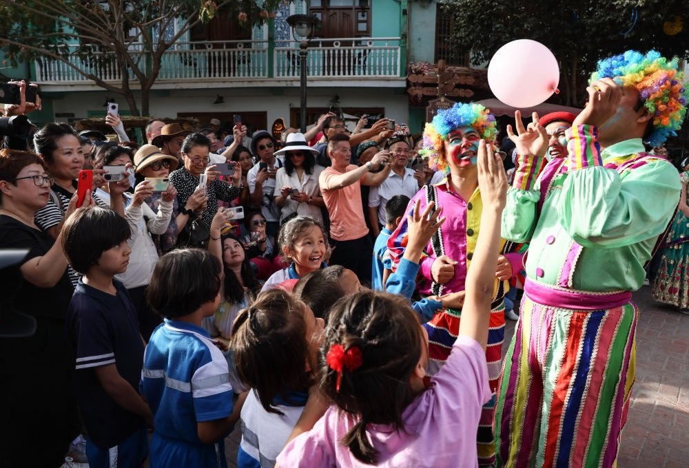 演員與小朋友在新疆喀什古城景區(qū)互動（2023年9月7日攝）。新華社記者 蘭紅光 攝