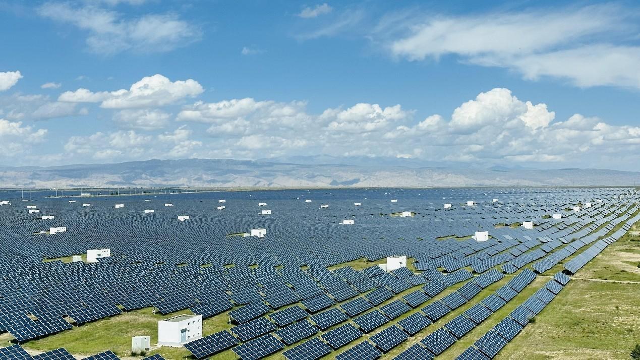 遠(yuǎn)眺青海省海南州光伏發(fā)電園區(qū)。人民網(wǎng) 劉沛然攝