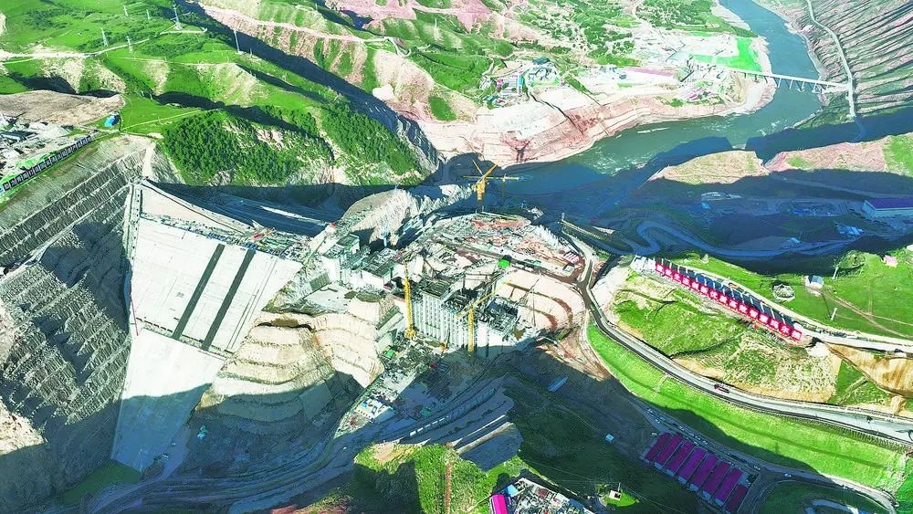 瑪爾擋水電站項(xiàng)目建設(shè)現(xiàn)場(chǎng)。國(guó)家能源集團(tuán)青?，敔枔跛娬竟﹫D