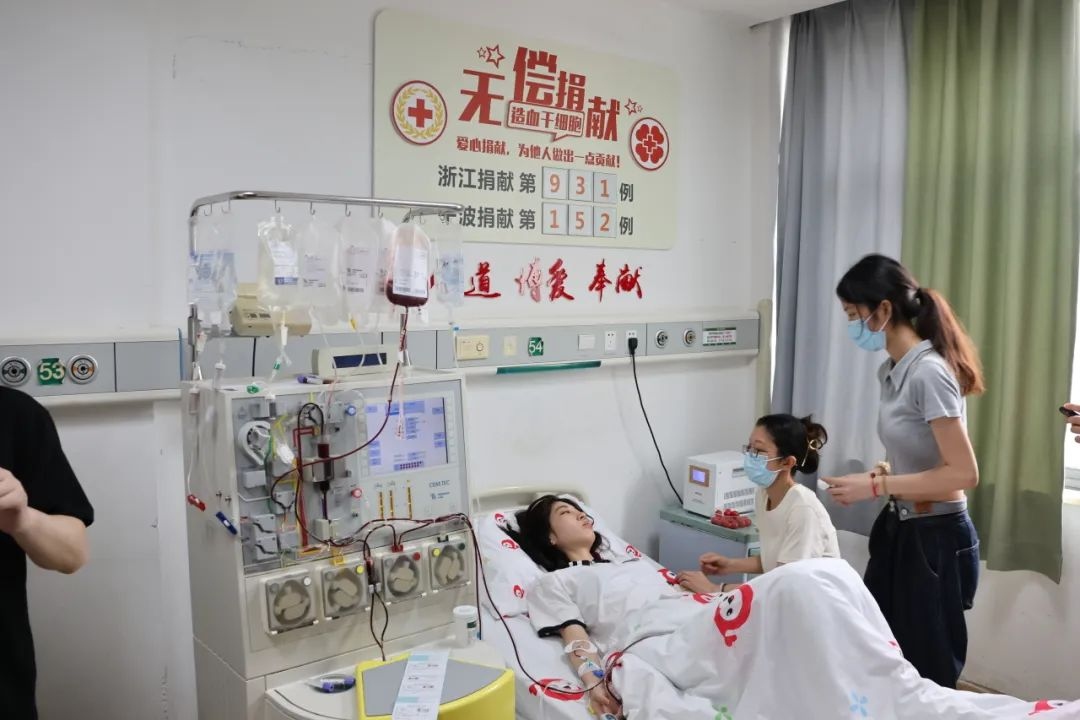 陸冰冰（右三）捐獻(xiàn)185毫升造血干細(xì)胞。受訪者供圖