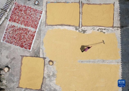 9月16日，村民在貴州省黔東南苗族侗族自治州施秉縣馬溪鄉(xiāng)王家坪村晾曬稻谷（無人機(jī)照片）。