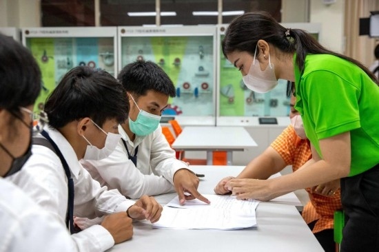 3月14日，在泰國大城府大城技術(shù)學(xué)院魯班工坊，教師（右一）給學(xué)生上課。新華社記者 王騰 攝
