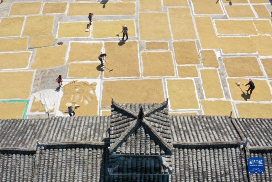 9月16日，村民在貴州省黔東南苗族侗族自治州從江縣剛邊壯族鄉(xiāng)三聯(lián)村晾曬稻谷（無人機(jī)照片）。