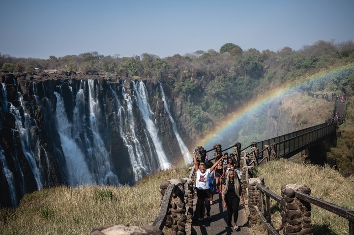 8月21日，游客在贊比亞觀賞維多利亞瀑布景色。