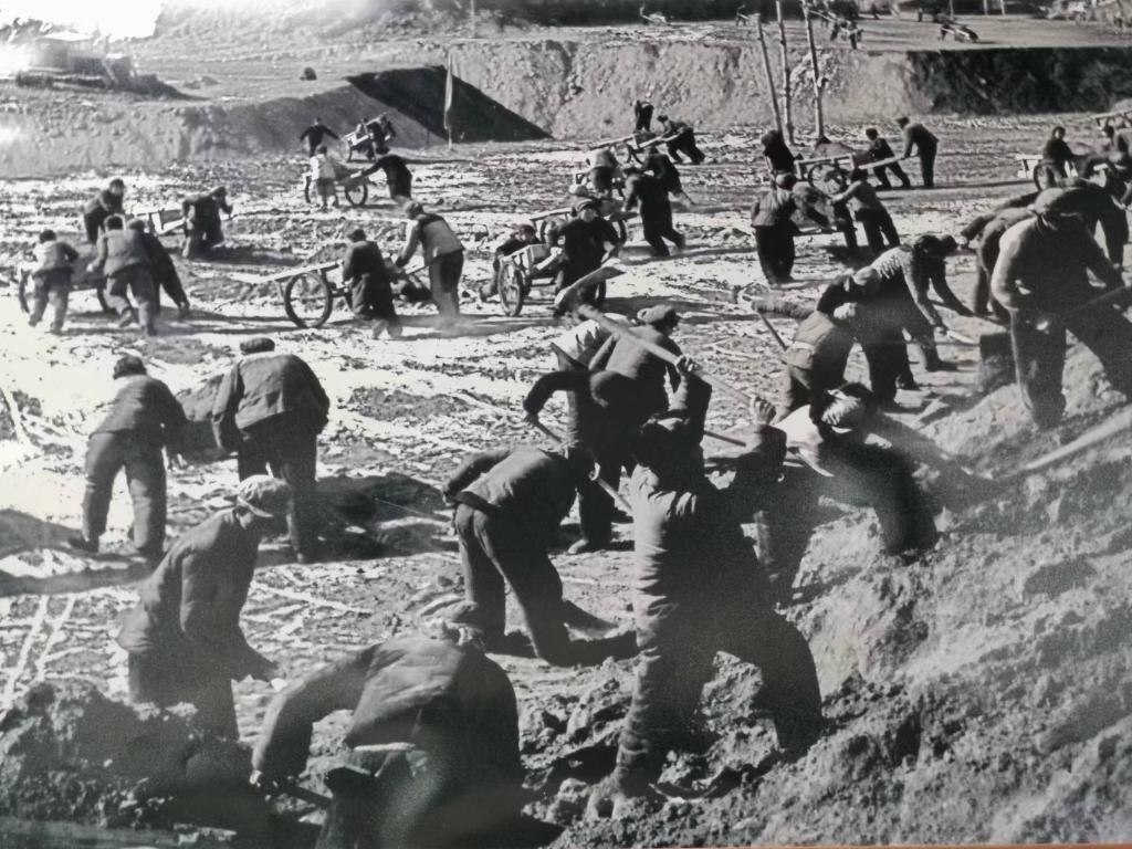 20世紀(jì)70年代，高西溝人治理水土流失場景。（資料圖片）