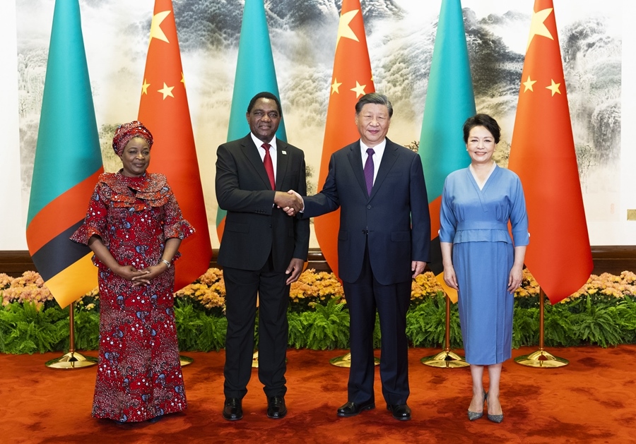 這是會(huì)談前，習(xí)近平主席和夫人彭麗媛同希奇萊馬總統(tǒng)和夫人穆廷塔合影。