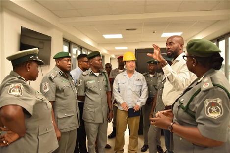 萊基港員工向海關(guān)工作人員講解掃描儀使用方法。受訪者供圖