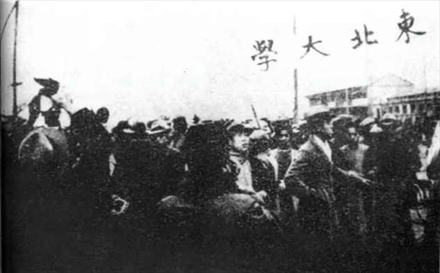 △東北大學(xué)學(xué)生走在一二·九請(qǐng)?jiān)赣涡嘘?duì)伍最前列。