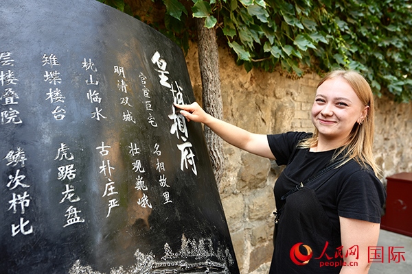 選手金雪花（波蘭）在古堡內(nèi)留影。人民網(wǎng) 盧鵬宇攝