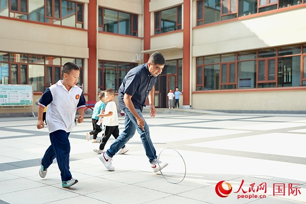 來自巴基斯坦的沙杰在滾鐵環(huán)。人民網 盧鵬宇攝