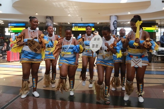 當(dāng)?shù)孛癖姎g迎中國(guó)旅行團(tuán)。北青旅提供