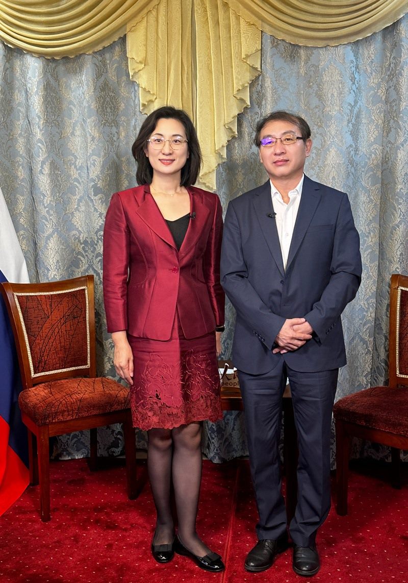 人民網(wǎng)黨委委員、副總編輯孫海峰（左一）專訪崔少純總領(lǐng)事。人民網(wǎng)記者 馬天翼攝