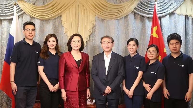 中國駐葉卡捷琳堡總領(lǐng)事崔少純與人民網(wǎng)采訪組合影。