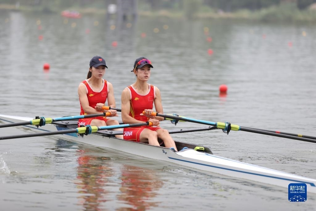 9月24日，鄒佳琪（左）/邱秀萍在決賽中。新華社記者 賈浩成 攝