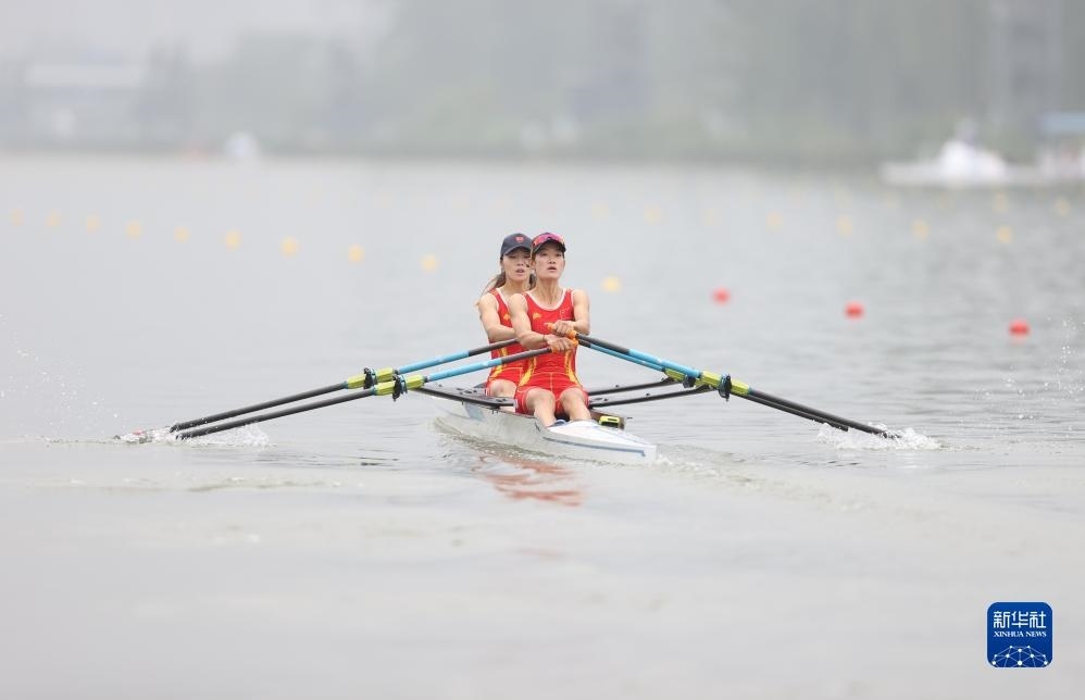 9月24日，鄒佳琪（左）/邱秀萍在決賽中。新華社記者 賈浩成 攝