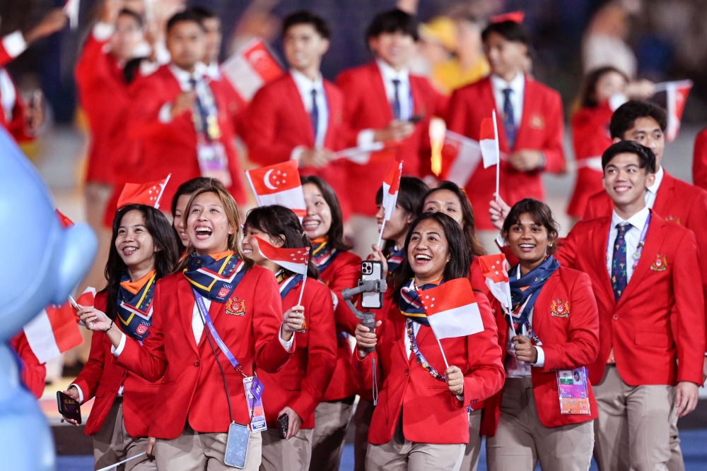 新加坡代表團在開幕式上入場。