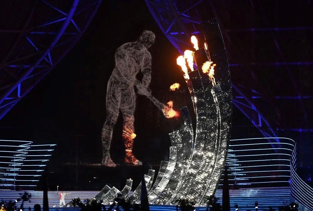 △“數(shù)字火炬手”點燃象征亞洲大團結(jié)的亞運之火。