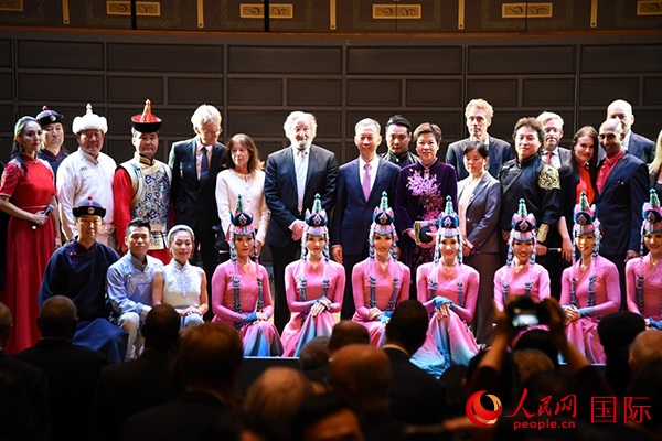 中國(guó)駐瑞典大使崔愛(ài)民夫婦與演職人員及部分來(lái)賓合影留念。人民網(wǎng)記者 殷淼攝