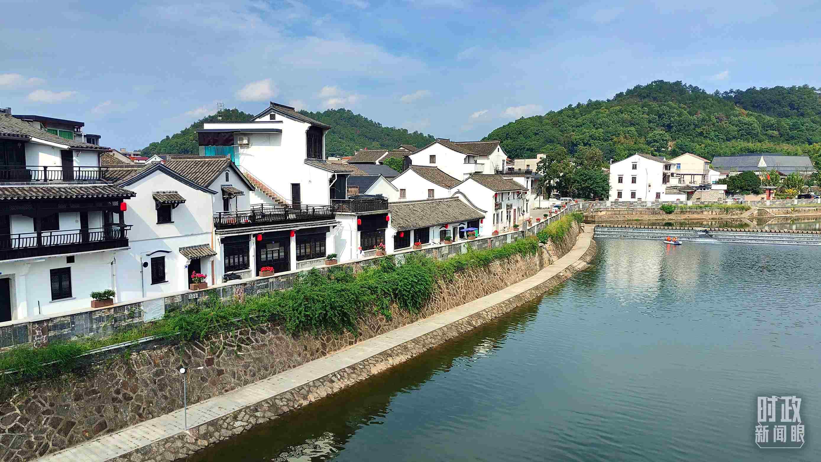 △“楓橋經(jīng)驗”發(fā)源地諸暨市楓橋鎮(zhèn)。（總臺央視記者楊立峰拍攝）