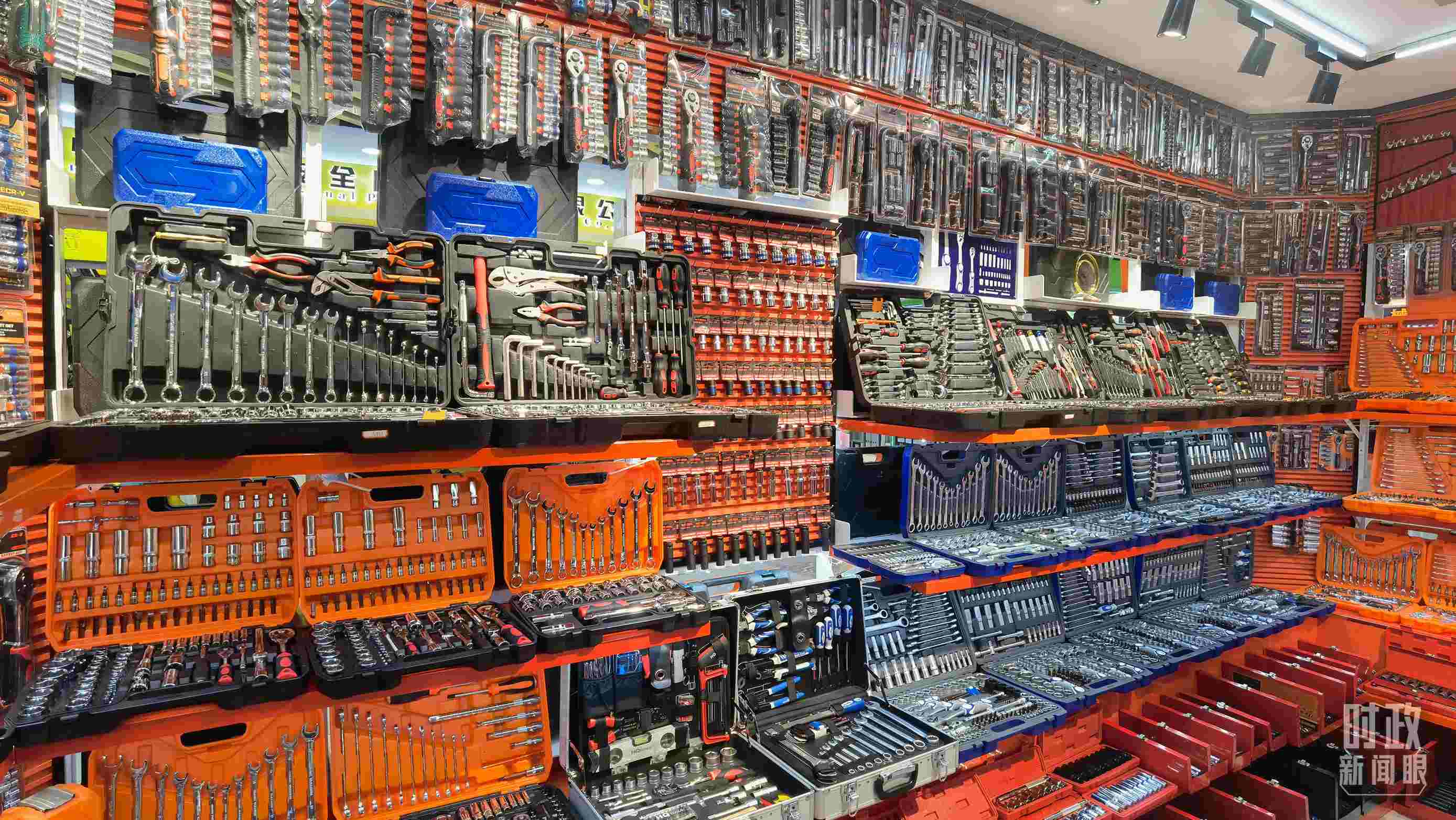 △義烏國際商貿(mào)城內(nèi)的一家五金店，貨品豐富。（總臺央視記者石丞拍攝）