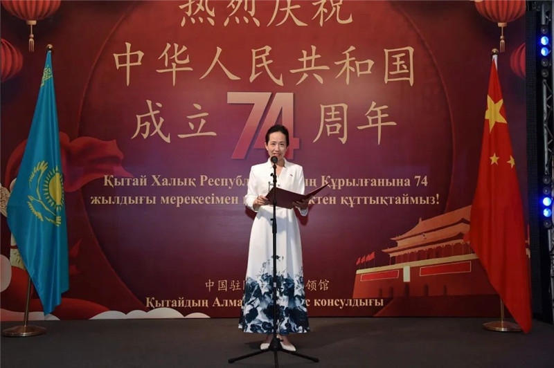 圖為蔣薇總領(lǐng)事致辭。駐阿拉木圖總領(lǐng)館供圖