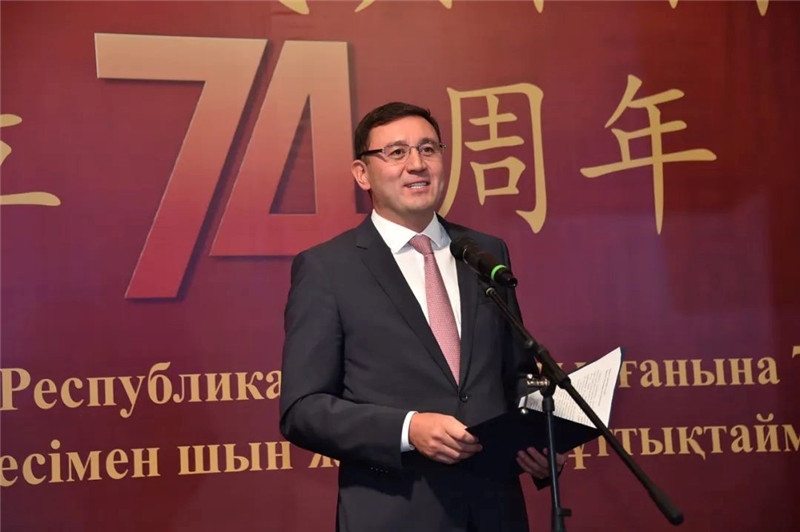 圖為哈外交部駐阿市代表布列格諾夫致辭。駐阿拉木圖總領(lǐng)館供圖