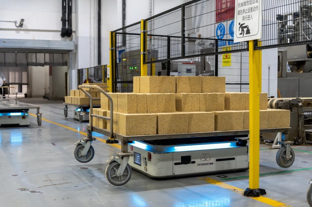 在701制曲車間，運(yùn)輸機(jī)器人等智能化設(shè)備已實(shí)現(xiàn)規(guī)模化應(yīng)用。王哲攝