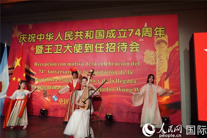 圖為招待會現(xiàn)場中國傳統(tǒng)樂器演奏和舞蹈展示。人民網(wǎng)記者 許放攝