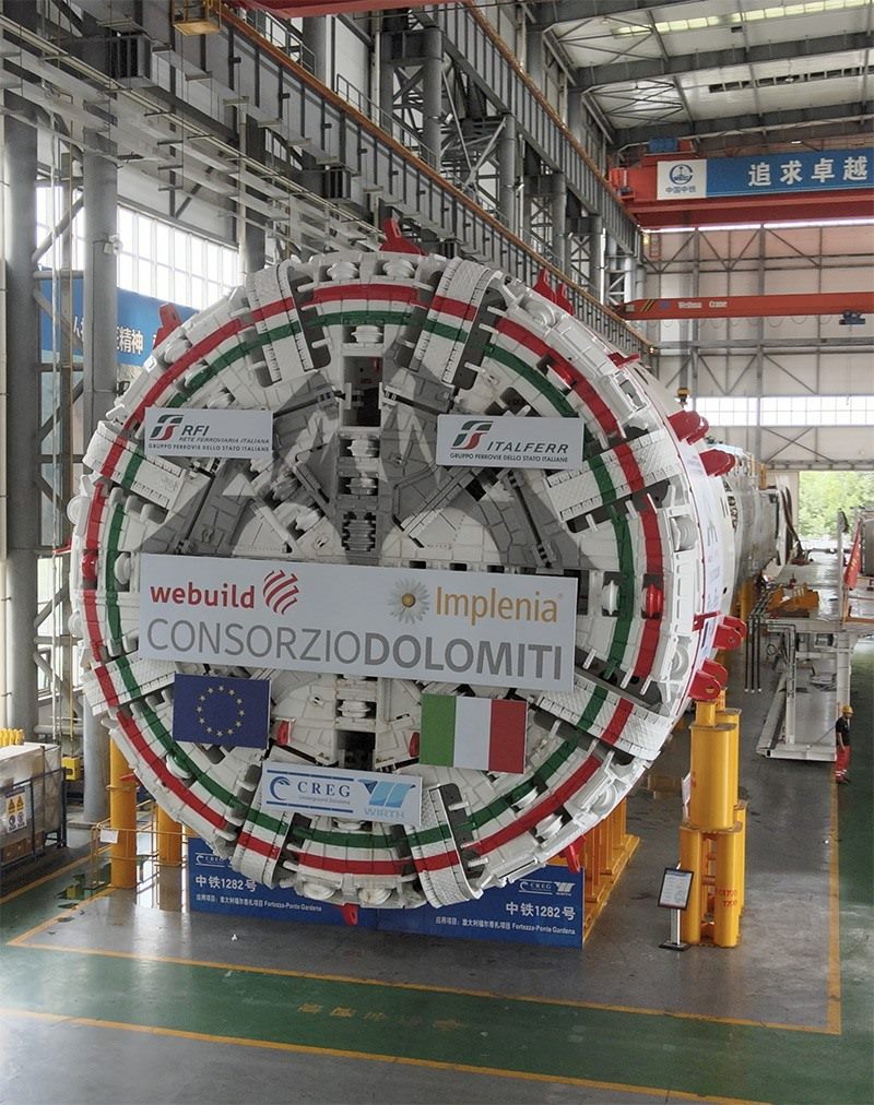 圖為中鐵裝備集團(tuán)盾構(gòu)總裝車間。人民網(wǎng)記者 唐宋攝