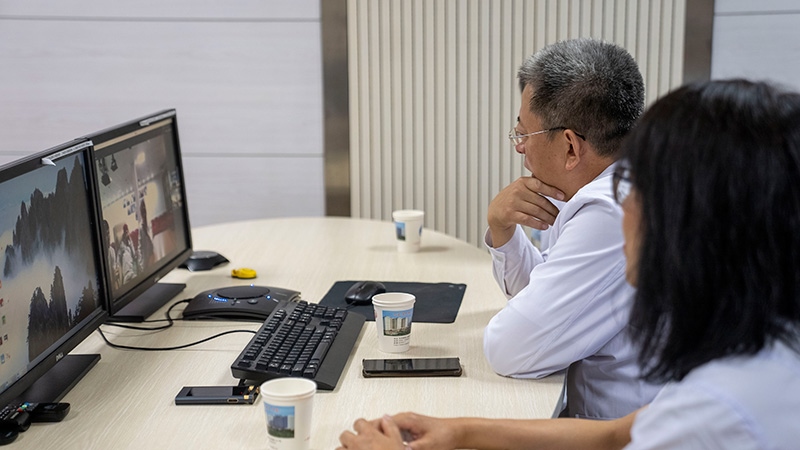 新疆醫(yī)科大學(xué)第一附屬醫(yī)院專家團(tuán)隊與哈薩克斯坦國立科學(xué)研究中心的專家對患者進(jìn)行跨國遠(yuǎn)程會診。人民網(wǎng)記者 許崢攝