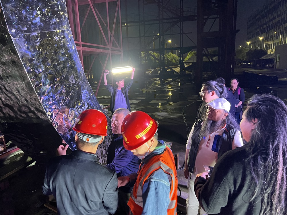 林崗（右二）和團(tuán)隊(duì)查看主火炬制作進(jìn)度。受訪者供圖