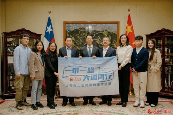 牛清報大使（中）與人民網(wǎng)、人民日報社記者合影。 人民網(wǎng)記者 張若涵攝