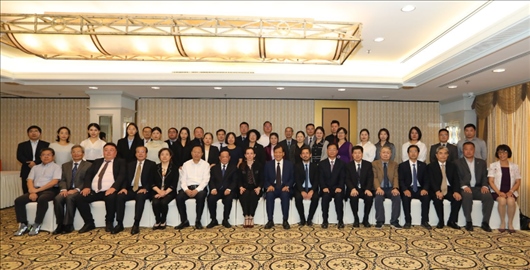 參會(huì)嘉賓合影留念。主辦方供圖