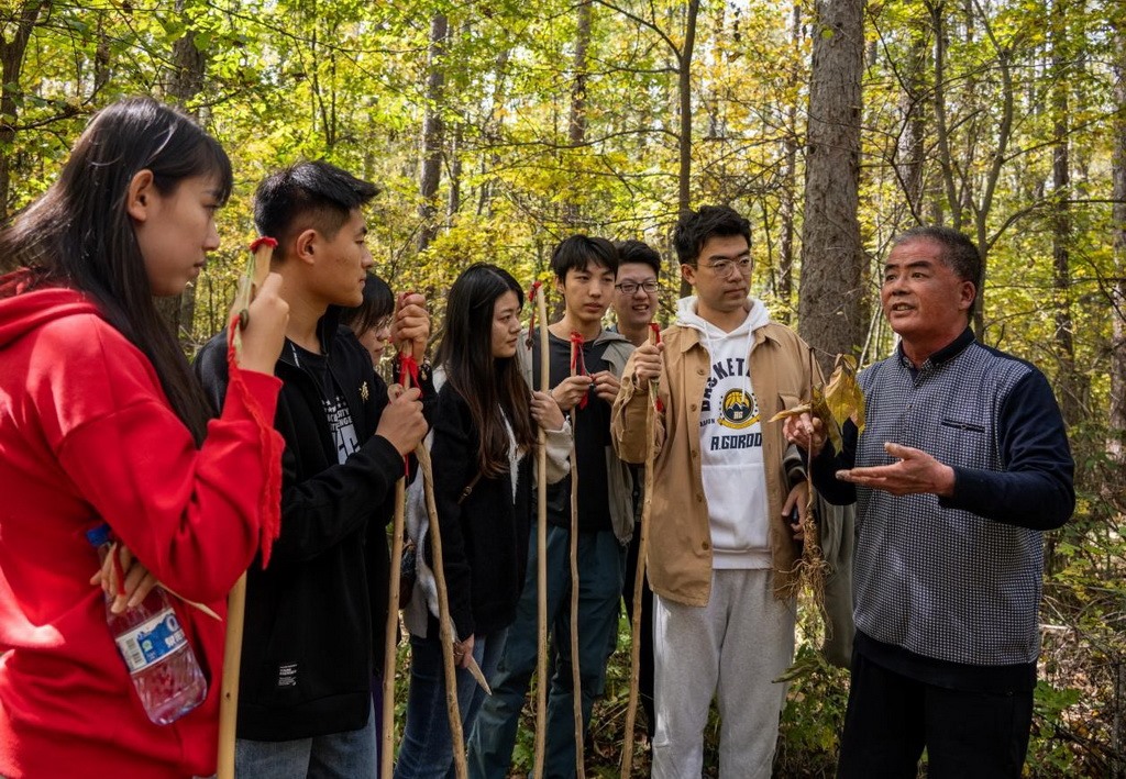 魏本勝為清華大學(xué)同學(xué)介紹長(zhǎng)白山人參文化。嚴(yán)磊攝
