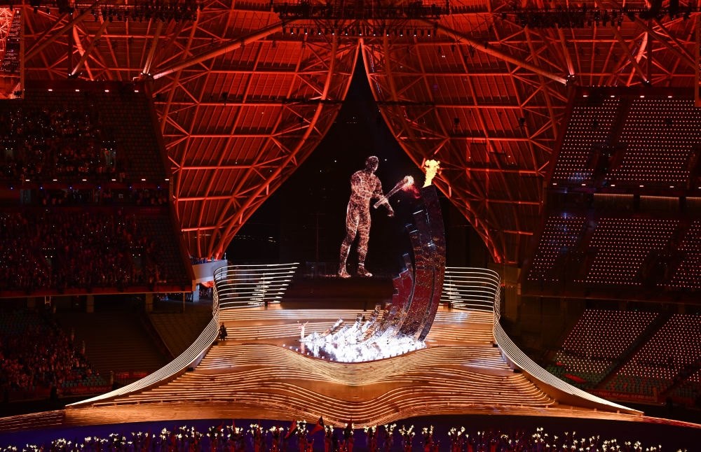 9月23日，最后一棒火炬手汪順和“數(shù)字火炬手”在第19屆亞洲運(yùn)動(dòng)會(huì)開幕式上點(diǎn)燃主火炬。新華社記者 胡虎虎 攝