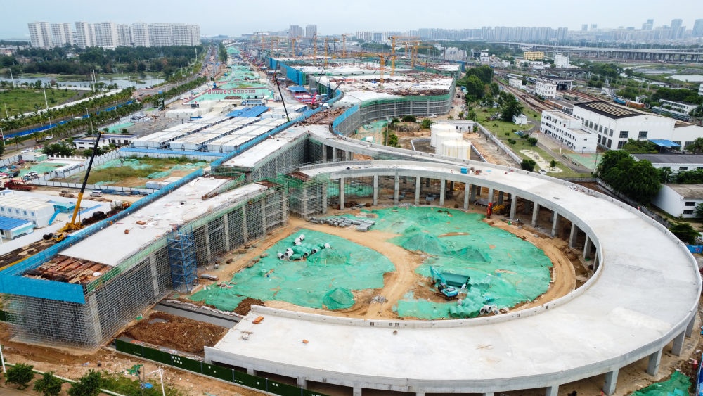 9月9日拍攝的?？谛潞８酆湍细邸岸€口岸”（貨運(yùn)）集中查驗(yàn)場(chǎng)所建設(shè)項(xiàng)目（無(wú)人機(jī)照片）。該項(xiàng)目是海南自貿(mào)港封關(guān)運(yùn)作重點(diǎn)項(xiàng)目。新華社記者 楊冠宇 攝