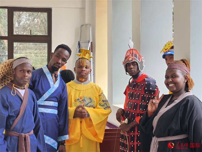 28日，肯尼亞內(nèi)羅畢大學(xué)孔子學(xué)院舉行“詩(shī)劇頌中秋，中肯共月明”中秋慶典，情景劇《嫦娥奔月》部分演員合影。人民網(wǎng)記者 黃煒鑫攝