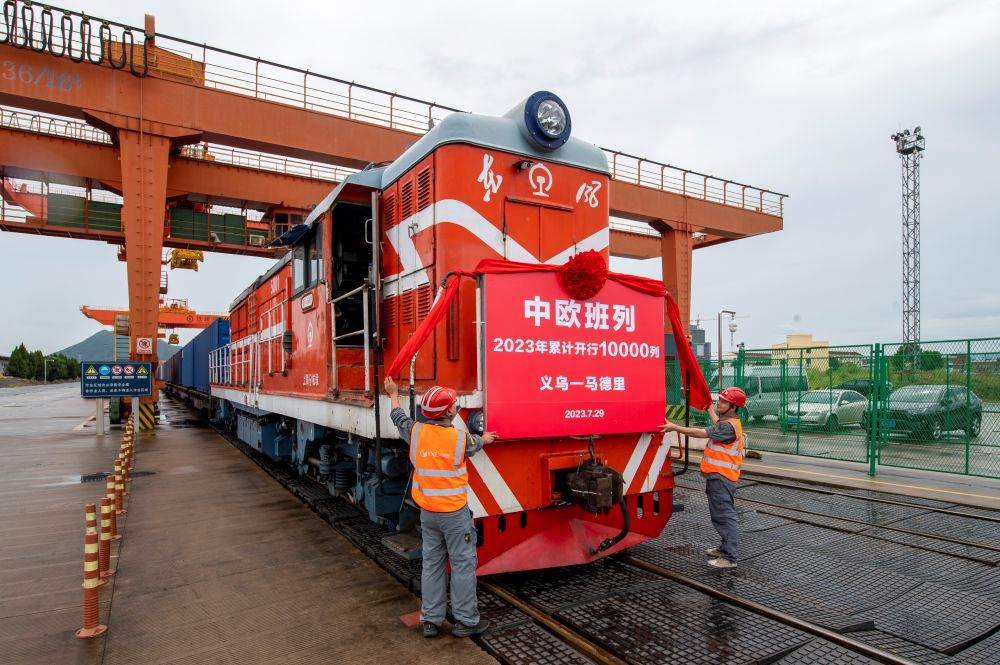 △2023年7月29日，滿載110個標(biāo)箱出口貨物的X8020次中歐班列從浙江義烏西站準(zhǔn)備啟程。